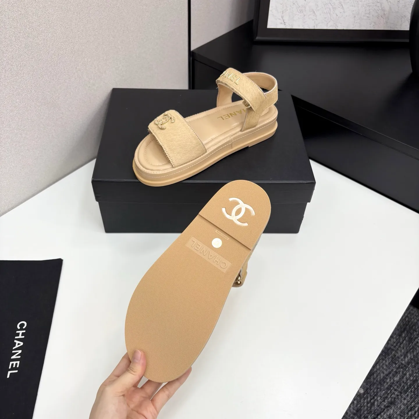 👟👟Ex-factory price 560👟👟Chanel Chanel's new early autumn thick-soled sandals are popular on catwalks on major social platforms. One of the most popular sandals at the moment. Soft and comfortable on the feet. Horsehair upper imported from Italy. Sheepskin feet. Original molded outsole Size: 35-40 (41 customized)